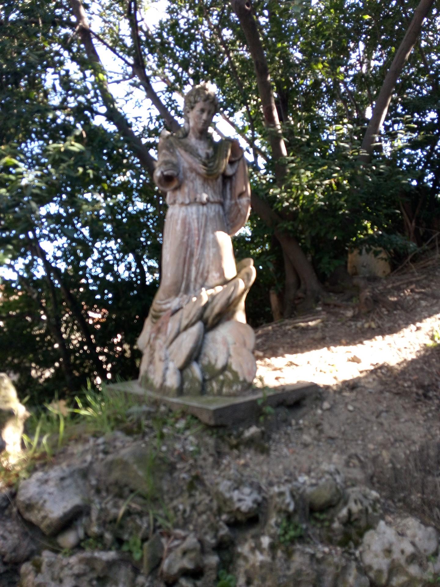 Statue féminine