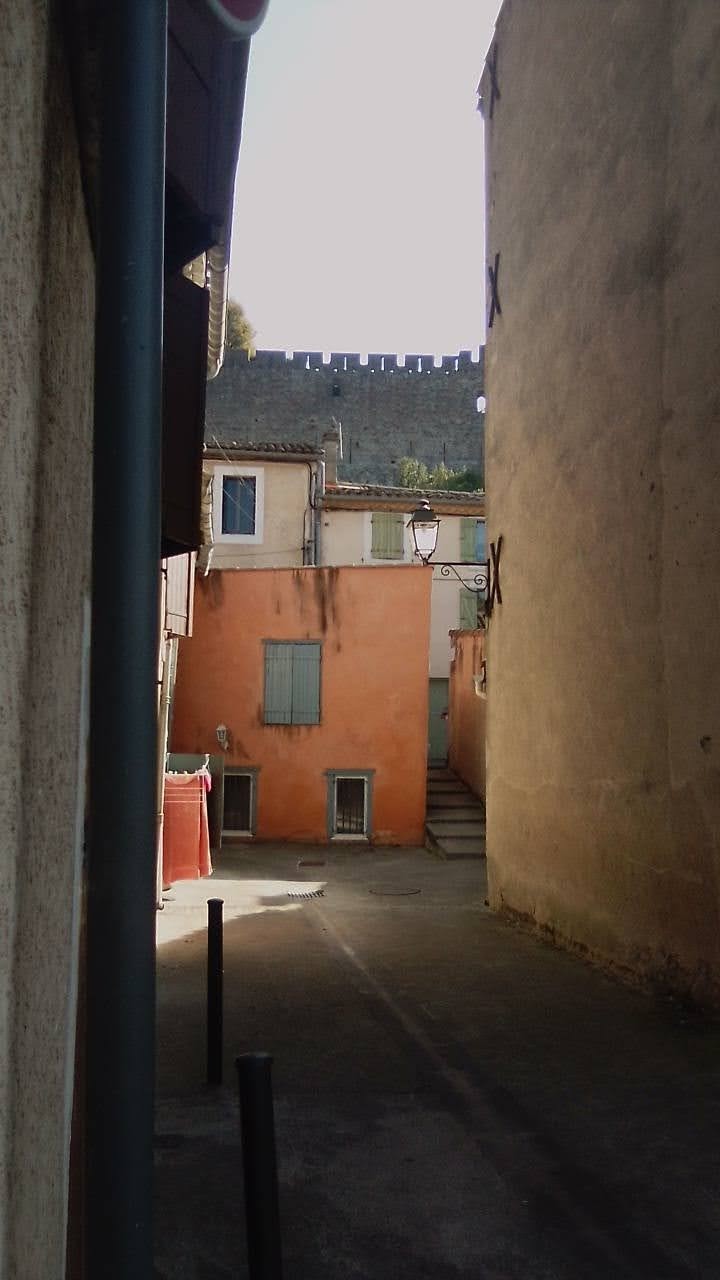 Au pied de la cité